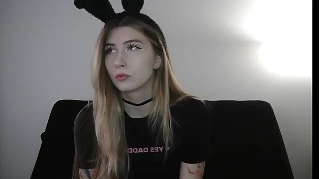 ErikaShyy online show from 12/18/25, 11:14