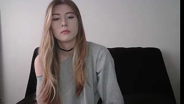 ErikaShyy online show from 10/22/25, 10:58