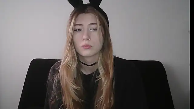 ErikaShyy online show from 10/15/25, 11:07