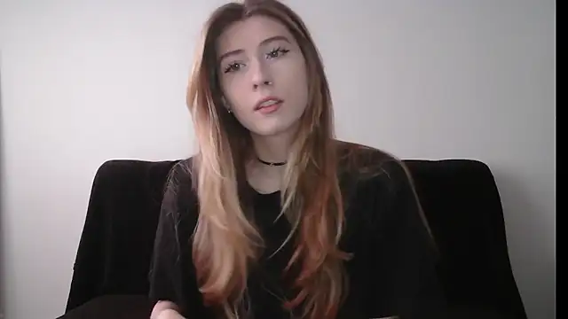 ErikaShyy online show from 10/24/25, 10:36