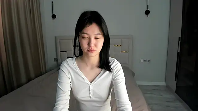 Lola Peach online show from 04/10/26, 04:30