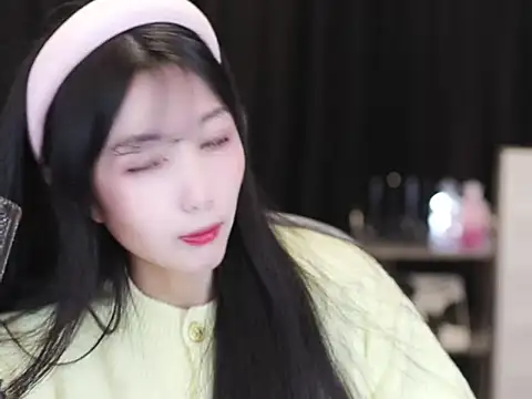 Nuyoah-77 online show from 12/15/25, 01:28