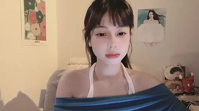 Snapshot of -Hottie chatting on 09/18/25, 04:10 -Hottie online show from 09/18/25, 04:10