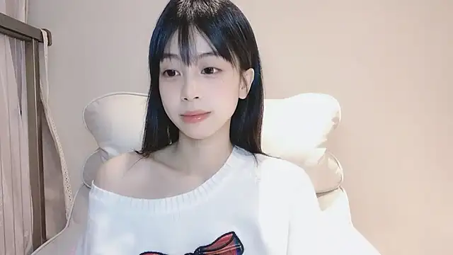 Snapshot of -Hottie chatting on 01/13/25, 04:41 -Hottie online show from 01/13/25, 04:41