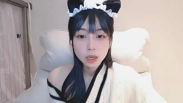 Snapshot of -Hottie chatting on 12/29/24, 07:00 -Hottie online show from 12/29/24, 07:00