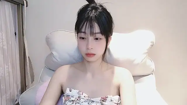 Snapshot of -Hottie chatting on 01/17/25, 06:12 -Hottie online show from 01/17/25, 06:12