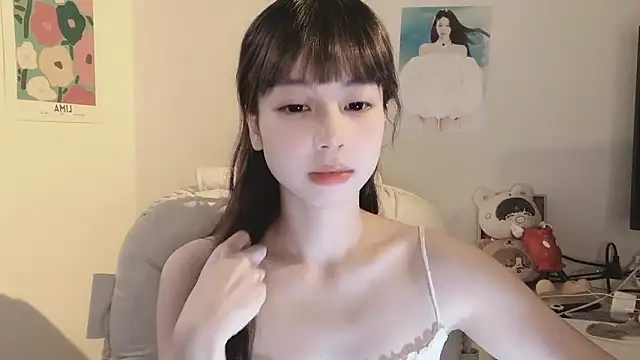 Snapshot of -Hottie chatting on 09/14/25, 04:29 -Hottie online show from 09/14/25, 04:29