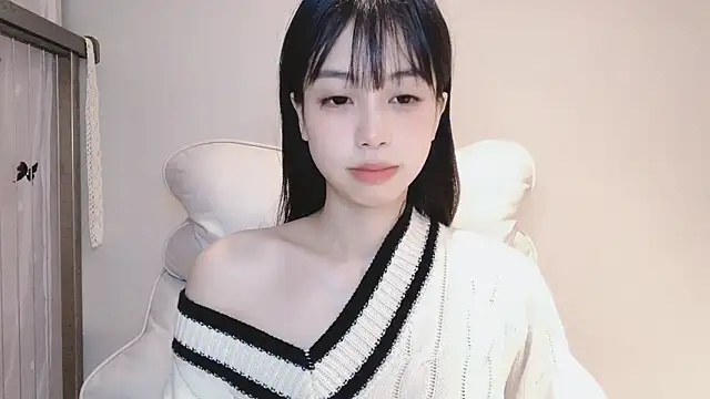 Snapshot of -Hottie chatting on 12/26/24, 06:33 -Hottie online show from 12/26/24, 06:33
