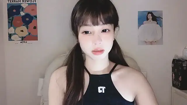 Snapshot of -Hottie chatting on 09/25/25, 03:29 -Hottie online show from 09/25/25, 03:29