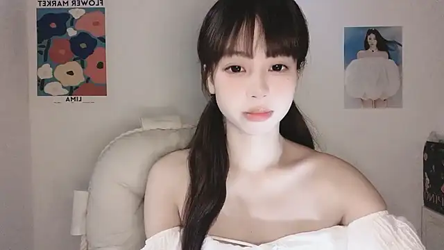 Snapshot of -Hottie chatting on 09/23/25, 04:14 -Hottie online show from 09/23/25, 04:14