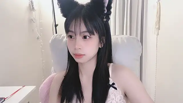 Snapshot of -Hottie chatting on 03/10/25, 04:03 -Hottie online show from 03/10/25, 04:03