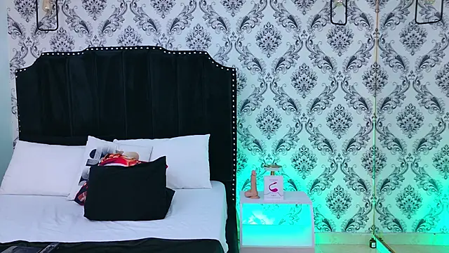 SaaraBrown online show from 11/22/25, 04:17