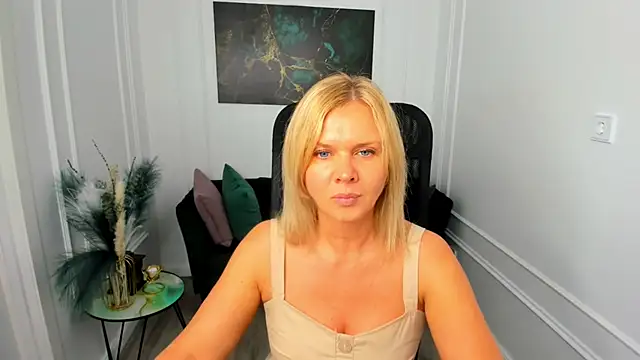 AgathaKlouin online show from 05/19/26, 07:32