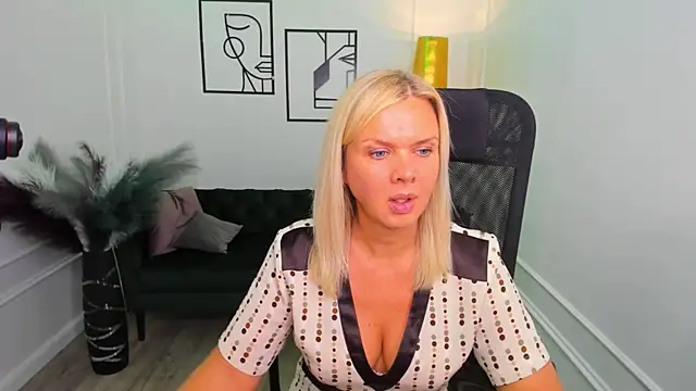 AgathaKlouin online show from 01/18/26, 07:17