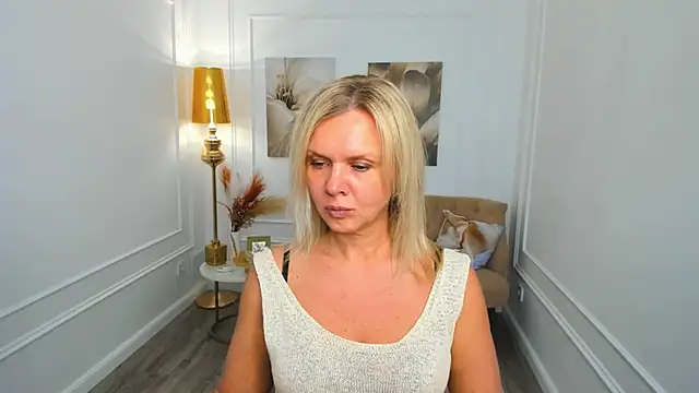 AgathaKlouin online show from 04/07/26, 07:26