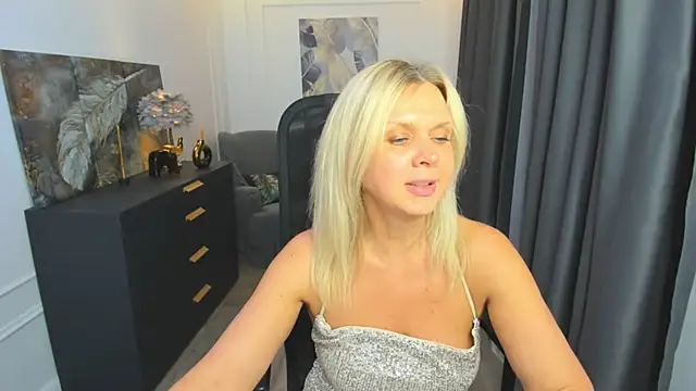 AgathaKlouin online show from 04/23/26, 07:37