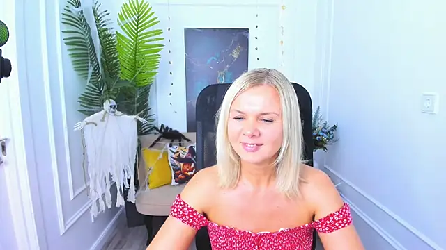 AgathaKlouin online show from 10/19/25, 07:16