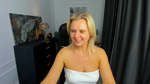 AgathaKlouin online show from 04/18/26, 07:07