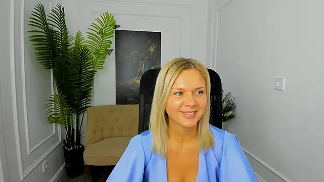 AgathaKlouin online show from 11/30/25, 07:47