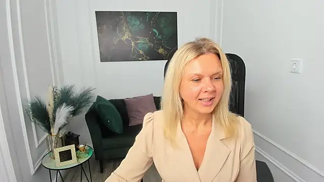 AgathaKlouin online show from 04/09/26, 07:31