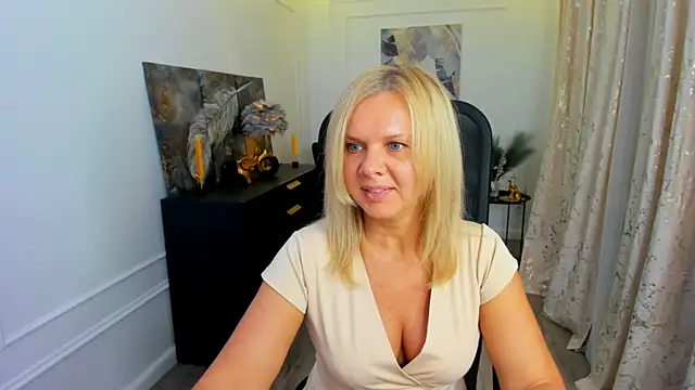 AgathaKlouin online show from 05/26/26, 07:12