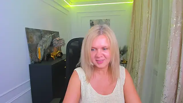 AgathaKlouin online show from 05/28/26, 07:53