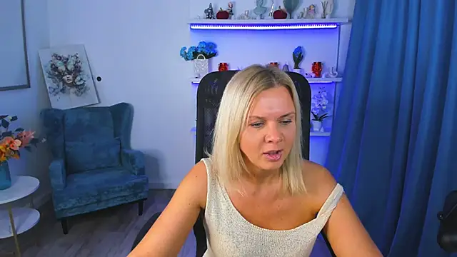 AgathaKlouin online show from 11/01/25, 07:19