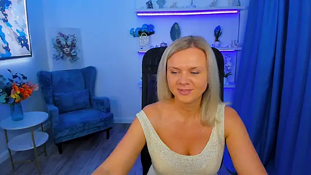 AgathaKlouin online show from 11/08/25, 07:39