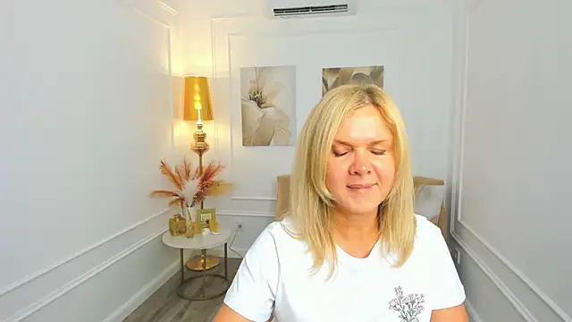 AgathaKlouin online show from 05/21/26, 07:33
