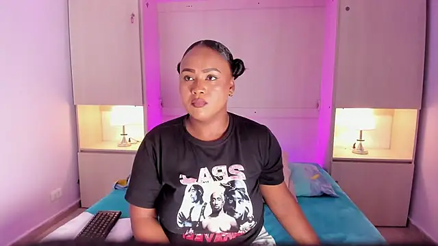 Snapshot of EmilyyStuart chatting on 02/18/26, 03:37 EmilyyStuart online show from 02/18/26, 03:37