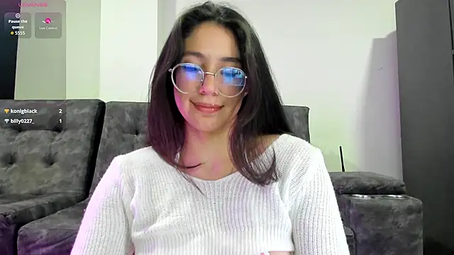 Snapshot of emmadiaz1 chatting on 11/05/25, 04:37 emmadiaz1 online show from 11/05/25, 04:37