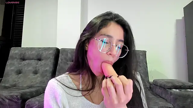 Snapshot of emmadiaz1 chatting on 10/06/25, 06:14 emmadiaz1 online show from 10/06/25, 06:14