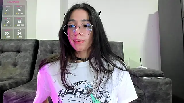 Snapshot of emmadiaz1 chatting on 11/04/25, 02:48 emmadiaz1 online show from 11/04/25, 02:48