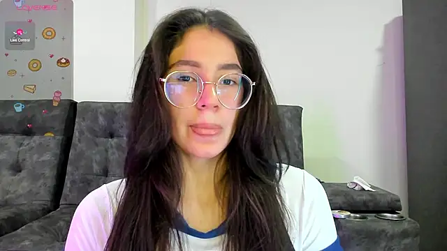 Snapshot of emmadiaz1 chatting on 02/24/25, 04:27 emmadiaz1 online show from 02/24/25, 04:27