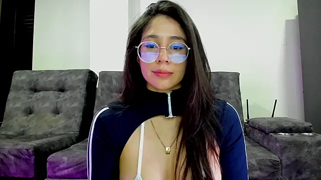 Snapshot of emmadiaz1 chatting on 09/28/25, 05:03 emmadiaz1 online show from 09/28/25, 05:03