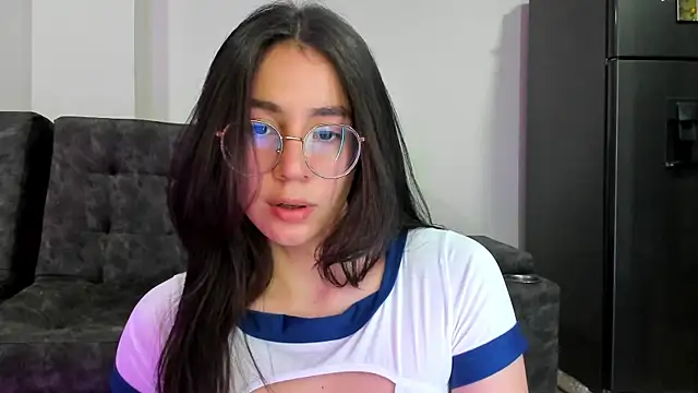 Snapshot of emmadiaz1 chatting on 03/05/25, 04:34 emmadiaz1 online show from 03/05/25, 04:34