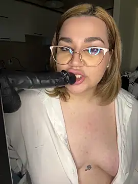 Leya  Droit online show from 02/22/25, 03:47