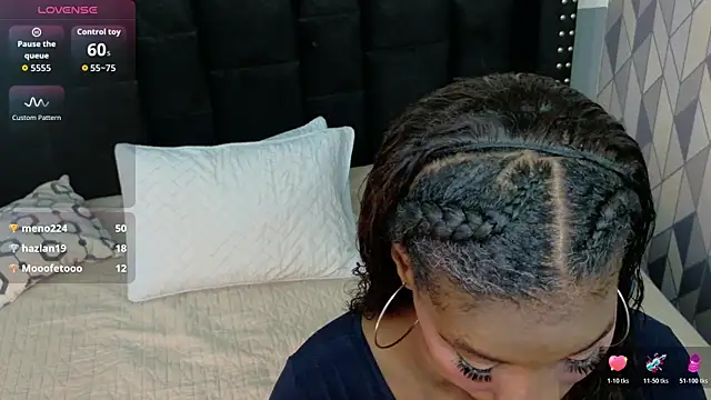 Snapshot of petitelittleebony chatting on 10/23/25, 03:05 petitelittleebony online show from 10/23/25, 03:05