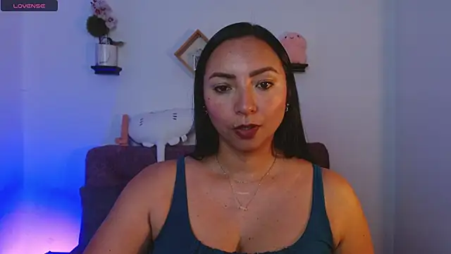 Snapshot of Emmi_Cam chatting on 09/10/25, 02:10 Emmi Cam online show from 09/10/25, 02:10