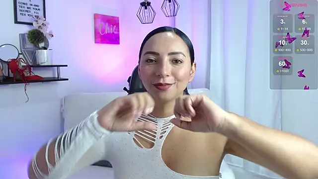 Snapshot of Emmi_Cam chatting on 04/28/26, 01:15 Emmi Cam online show from 04/28/26, 01:15