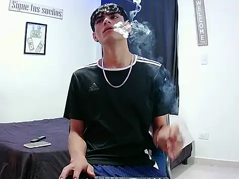 Snapshot of harrytomson_1 chatting on 12/14/25, 10:32 harrytomson 1 online show from 12/14/25, 10:32