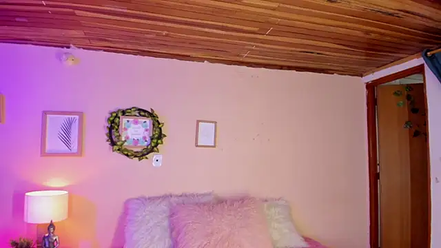 Snapshot of honey_fox1 chatting on 03/15/25, 06:43 honey fox1 online show from 03/15/25, 06:43