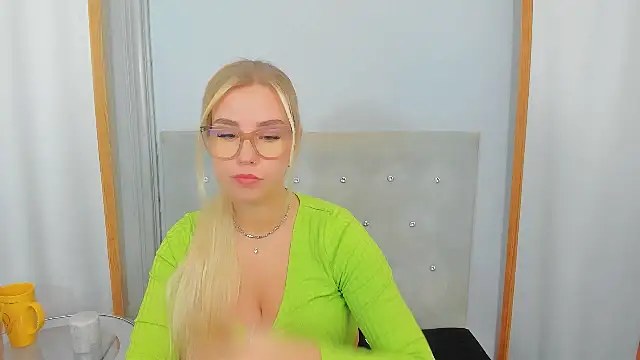 Snapshot of KristyHoney chatting on 02/28/25, 06:32 KristyHoney online show from 02/28/25, 06:32