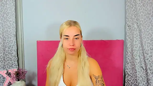 Snapshot of KristyHoney chatting on 10/10/25, 05:19 KristyHoney online show from 10/10/25, 05:19