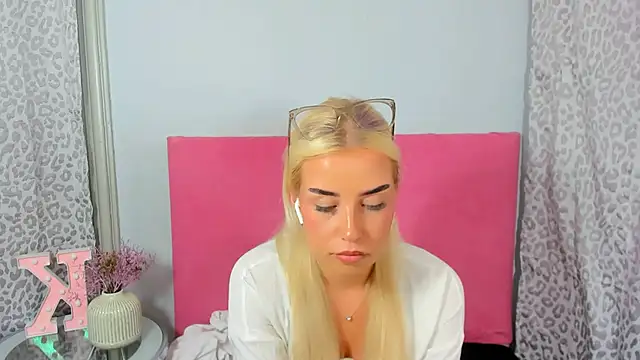 Snapshot of KristyHoney chatting on 10/07/25, 05:36 KristyHoney online show from 10/07/25, 05:36