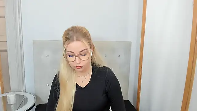 Snapshot of KristyHoney chatting on 03/07/25, 09:29 KristyHoney online show from 03/07/25, 09:29