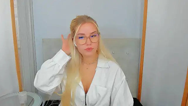 Snapshot of KristyHoney chatting on 03/02/25, 09:21 KristyHoney online show from 03/02/25, 09:21