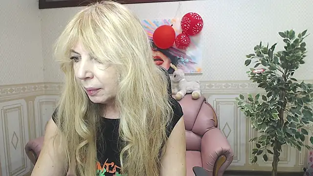 Snapshot of Anna_Diax chatting on 02/19/25, 12:33 Anna Diax online show from 02/19/25, 12:33