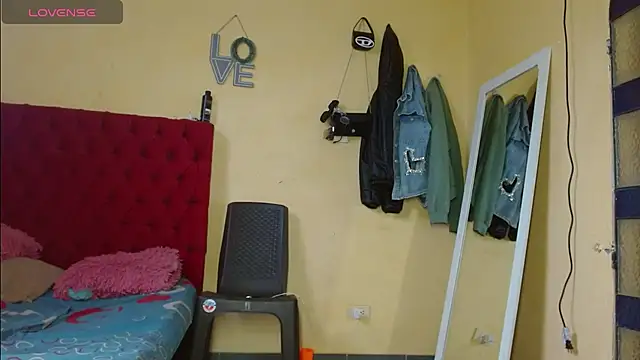 Snapshot of cristinamontiel chatting on 03/11/25, 02:29 cristinamontiel online show from 03/11/25, 02:29