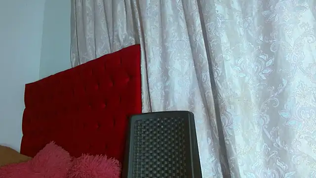 Snapshot of cristinamontiel chatting on 10/07/25, 02:18 cristinamontiel online show from 10/07/25, 02:18